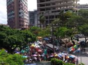 Manifestantes concentrados na praça Palmares
