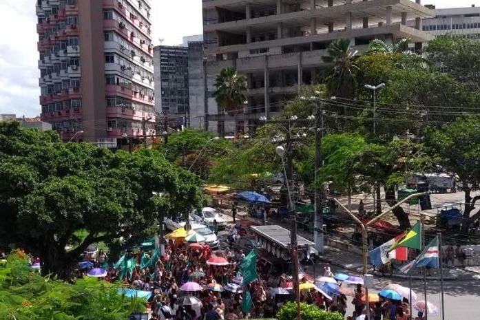 Manifestantes concentrados na praça Palmares