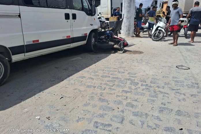 Homem fica ferido após colisão entre moto e van no Distrito Industrial, em Maceió