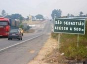 Carreta com carregamento de pneus é tomada por assaltantes na Br-101