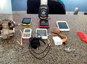 Policiais apreendem celulares durante revista em delegacia 