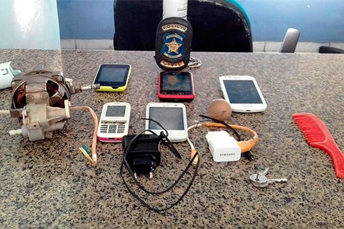Policiais apreendem celulares durante revista em delegacia