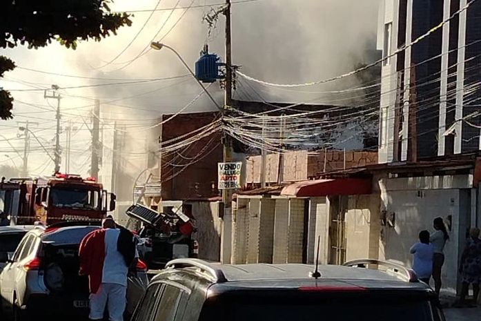 Depósito abandonado de hotel é atingido por incêndio em Cruz das Almas; veja fotos