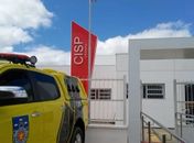 Suspeito de violência doméstica ataca policiais, tenta desarmar comandante e fere um militar
