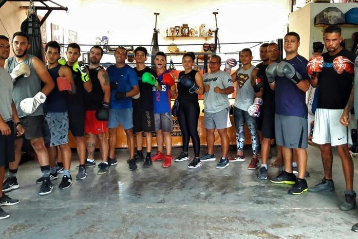 Professor Marcão com alguns dos jovens do projeto