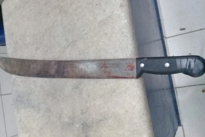 Facão foi utilizado pelo suspeito