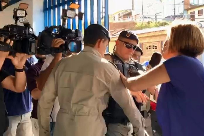 O soldado Josevildo Valentim deixa a delegacia após prestar depoimento.