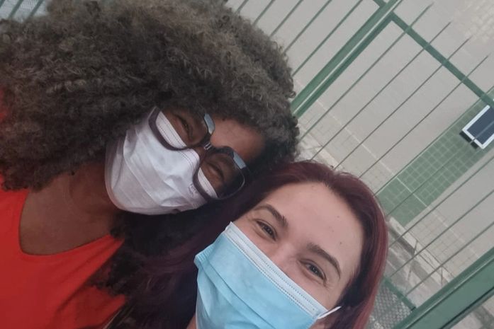 Entre um compromisso e outro, ela veio me trazer uma agenda de presente e um pote cheinho de abraços. Obrigada, Alexandre Beurlen.