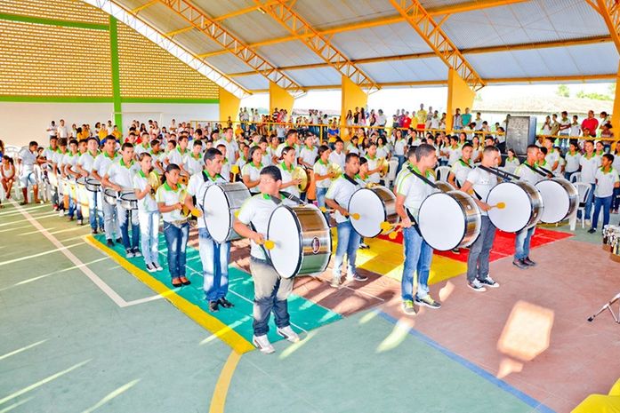 Prefeito Marlan Ferreira entrega 53 instrumentos musicais a alunos da Escola Benício Ferreira Reis