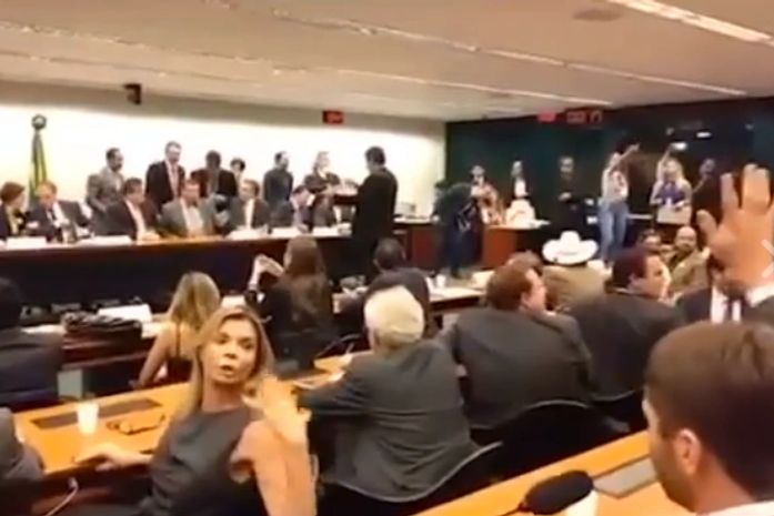 Atriz discute com deputado