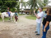 Alfredo Gaspar visita centro de reabilitação por equoterapia