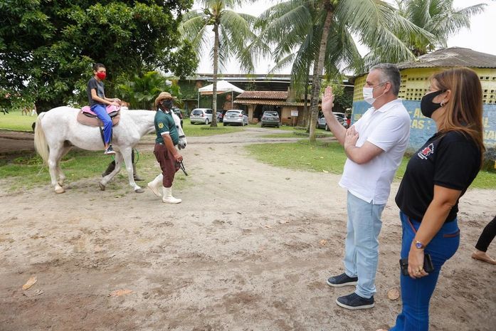 Alfredo Gaspar visita centro de reabilitação por equoterapia