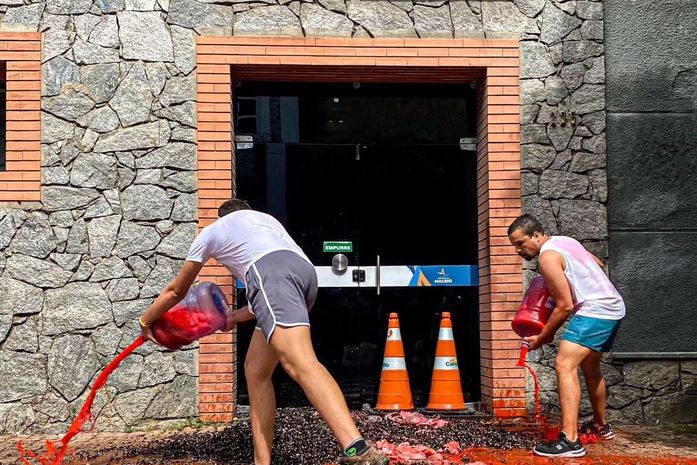 Manifestantes protestam contra omissão da Prefeitura pelo afundamento do solo em Maceió