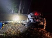 Caminhão tomba e derruba carga de vegetais na pista, na BR-104
