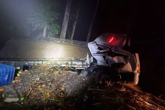 Caminhão tomba e derruba carga de vegetais na pista, na BR-104