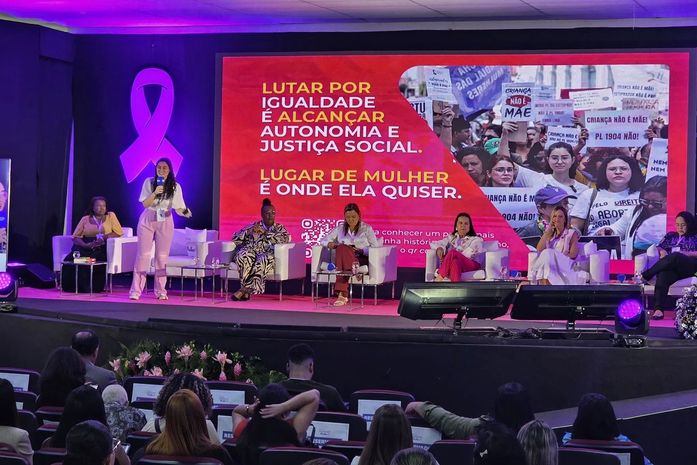 Teca Nelma defende políticas públicas pela autonomia feminina durante participação em evento