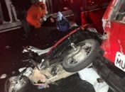 Segundo testemunha, carro estava parado na via para troca de um pneu, mas não havia sinalização.