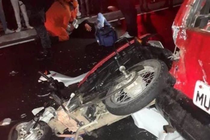 Segundo testemunha, carro estava parado na via para troca de um pneu, mas não havia sinalização.