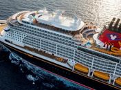 Criança de 4 anos cai do quarto andar de cruzeiro da Disney