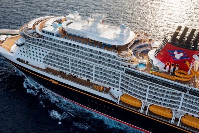 Criança de 4 anos cai do quarto andar de cruzeiro da Disney