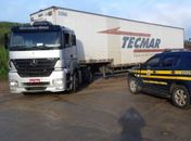 PRF recupera caminhão com carga de pneus avaliada em cerca  R$ 500 mil na BR-101