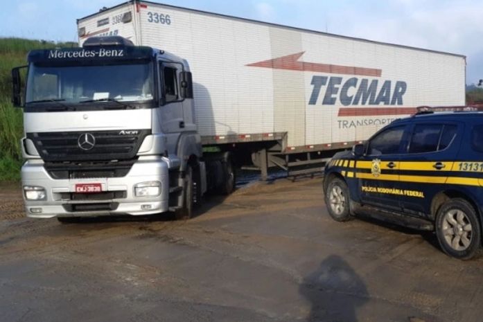 PRF recupera caminhão com carga de pneus avaliada em cerca R$ 500 mil na BR-101