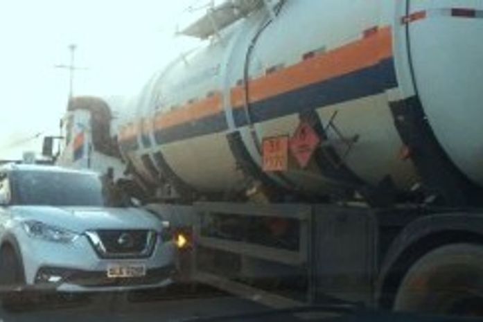 Carro e caminhão-tanque colidem na Avenida Assis Chateaubriand