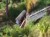 Trator capota e deixa vítima presa às ferragens na AL 101-Sul