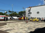 Vídeo: Homem é atingido por descarga elétrica e lançado ao telhado de prédio em Maceió