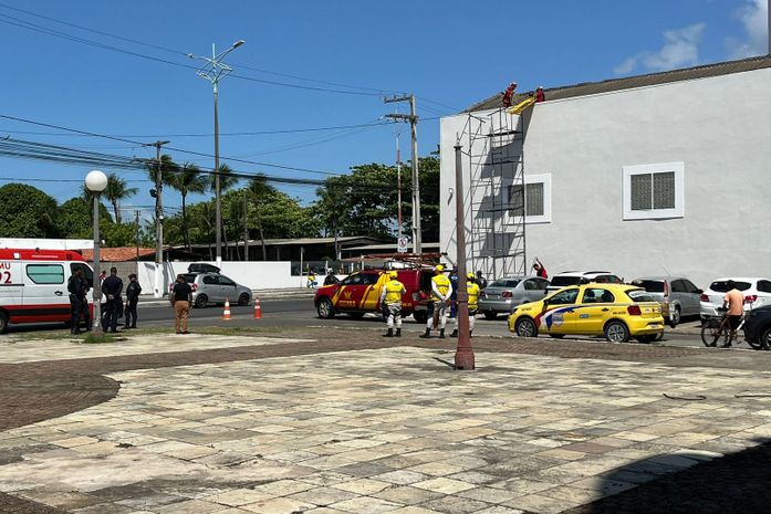 Vídeo: Homem é atingido por descarga elétrica e lançado ao telhado de prédio em Maceió