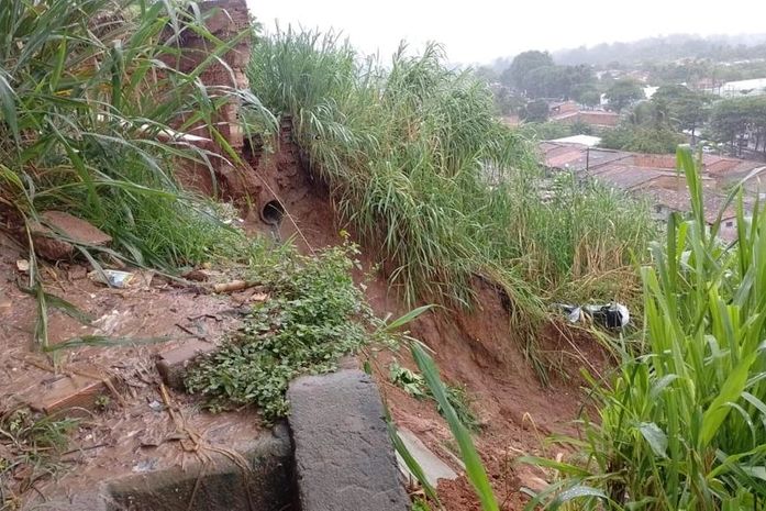 Barreira cedeu devidas as chuvas no bairro Chã do Bebedouro, em Maceió