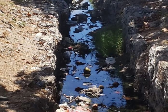 Comerciante reclama de mau cheiro e de lixo em córrego na praia da Pajuçara
