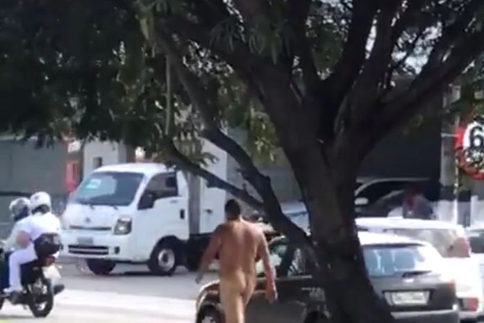Homem andando nu no bairro do Farol