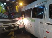 Colisão entre ônibus e van na Avenida Menino Marcelo