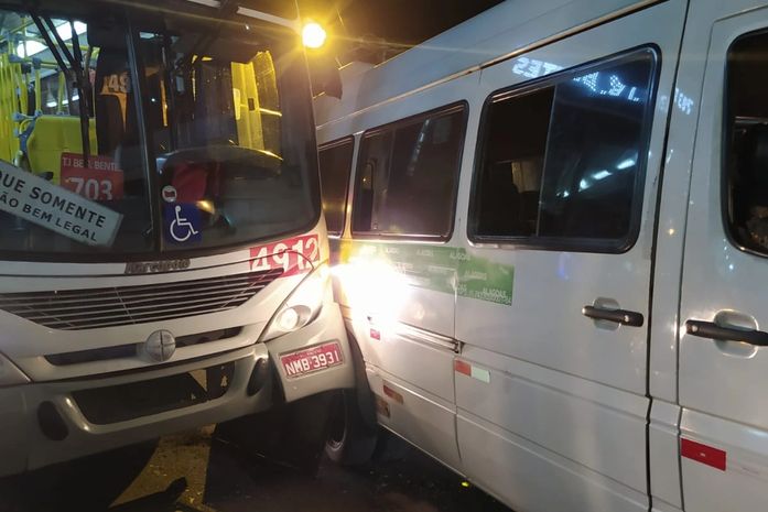 Colisão entre ônibus e van na Avenida Menino Marcelo