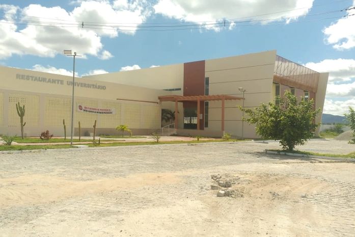 Universitários do interior sofrem com descaso de obras milionárias abandonadas