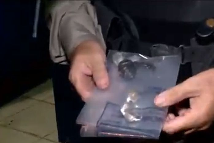 Maconha foi encontrada na mochila do homem.