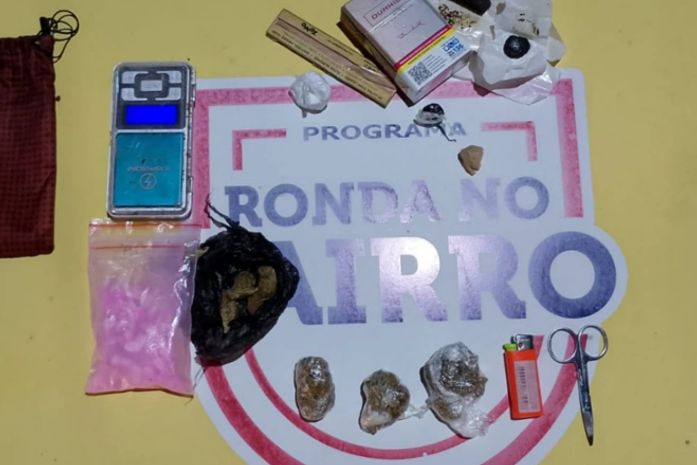 Ronda no Bairro apreende drogas e balança de precisão em abordagem na Cruz das Almas
