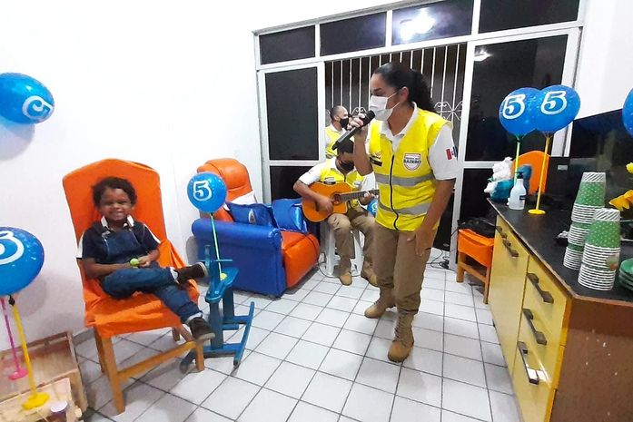 E,  a Banda da Ronda no Bairro celebrou, magistralmente, a vida do menino com  muita música,  alimentando a  alma da festa.