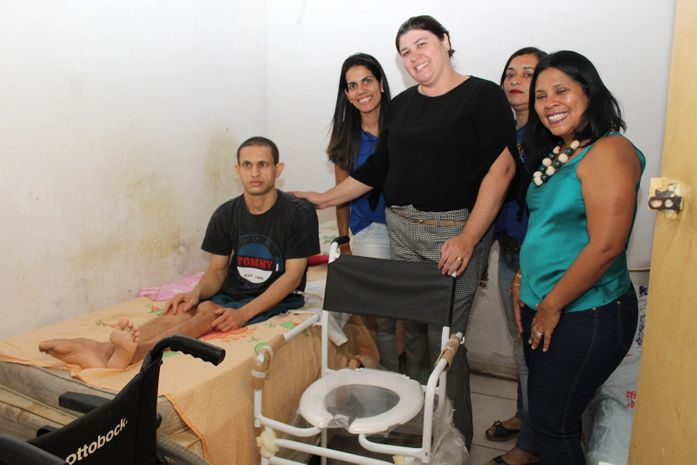 Prefeitura de União entrega cadeiras de rodas para pacientes com necessidades especiais