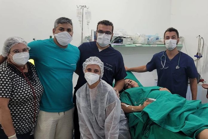 Douglas e Larissa com a equipe médica do Hospital São Lucas, em Fernando de Noronha.