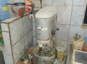 Paredes mofadas e veneno de rato: Vigilância Sanitária interdita fábrica de bolos e salgados no Centro de Maceió