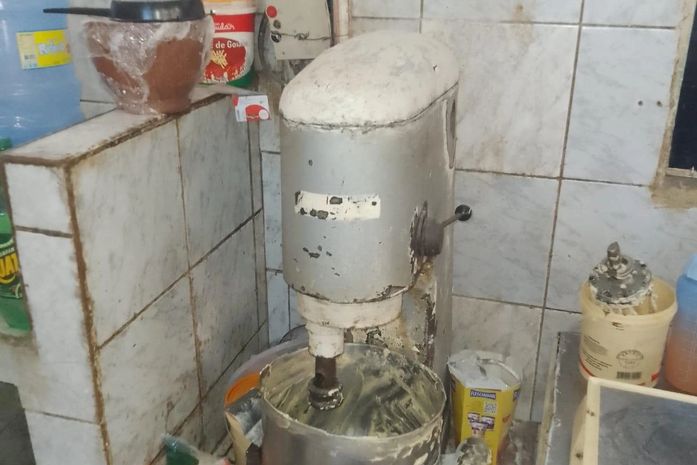 Paredes mofadas e veneno de rato: Vigilância Sanitária interdita fábrica de bolos e salgados no Centro de Maceió