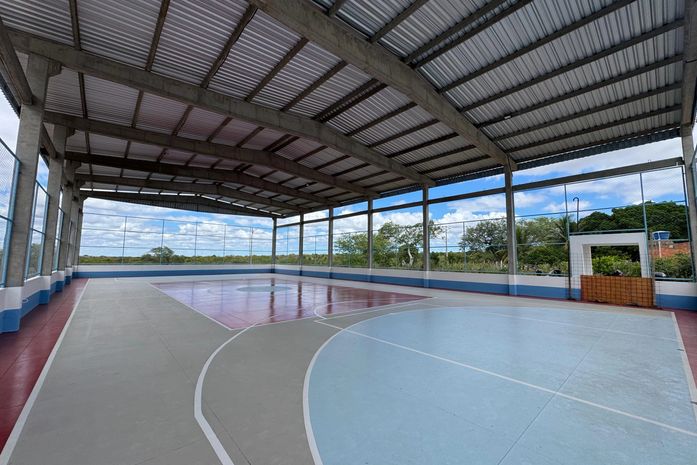 Obras das quadras poliesportivas em Caraíbas do Lino e Alto Bonito entram em fase de acabamento