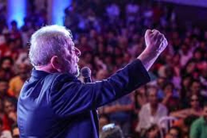 
No discurso da vitória, Lula diz "é hora de restabelecer a paz entre os divergentes". Em Alagoas,o senador eleito, vai às ruas fazer provocações politicas aos divergentes
