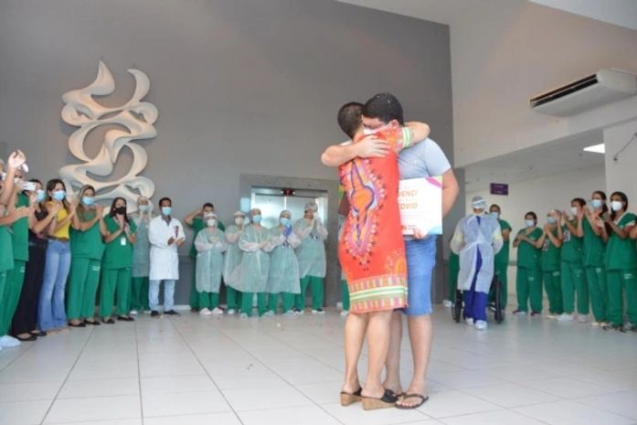 Luiz Fernando, de 27 anos, abraça a mãe após ficar internado durante dois dias no leito da semi-intensiva