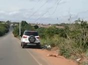 Motorista flagrado arrastando cachorro diz que animal já estava morto 