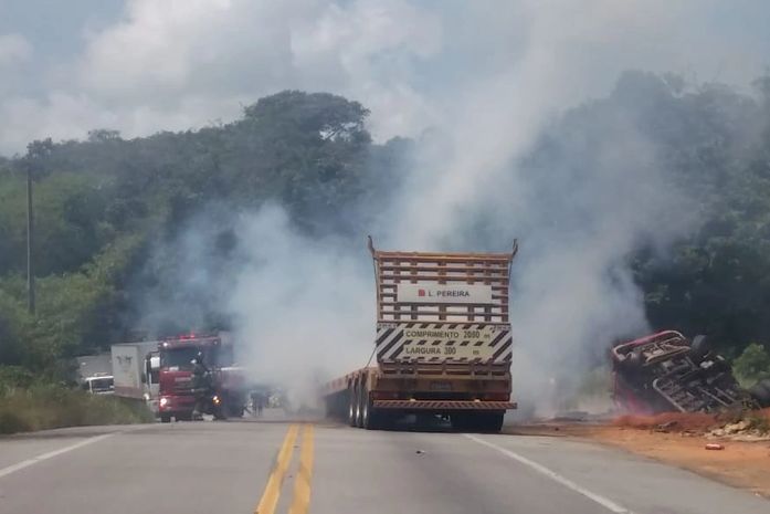 Carretas carregadas com vinhaça incendeiam após colisão na BR-101