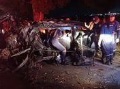 Imagens mostram carro destruído após colisão com árvore que deixou um morto, na BR-316