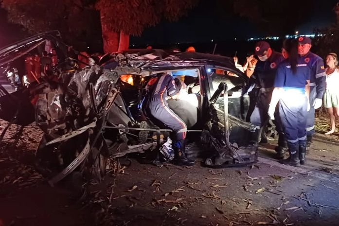 Imagens mostram carro destruído após colisão com árvore que deixou um morto, na BR-316